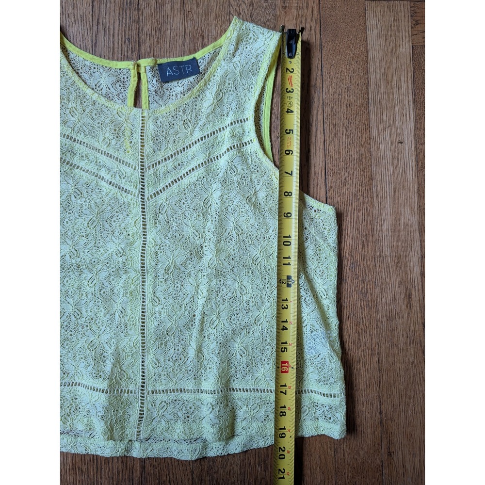 ASTR the Label Open Knit Yellow Floral Lace Sleeveless Top Keyhole Back Sunny - Picture 8 of 9